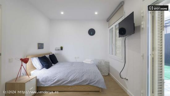 Elegante habitación en alquiler en apartamento de 5 dormitorios con terraza en Sants - BARCELONA