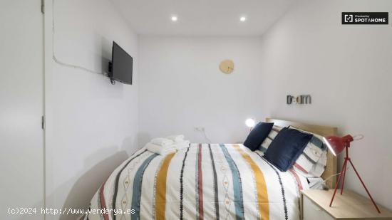 Moderna habitación en alquiler en apartamento de 5 dormitorios con terraza en Sants - BARCELONA