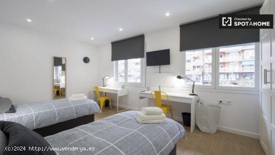 Cama en alquiler en apartamento de 5 dormitorios, Sants - BARCELONA