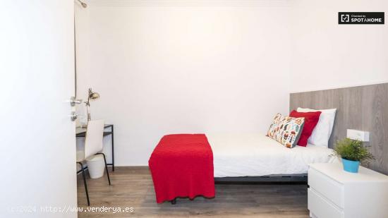 Preciosa habitación en alquiler en apartamento de 7 dormitorios, cerca de la Casa de les Punxes, en