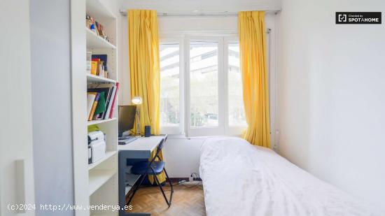 Se alquila habitación en apartamento de 4 dormitorios en Les Corts. - BARCELONA