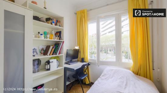 Se alquila habitación en apartamento de 4 dormitorios en Les Corts. - BARCELONA