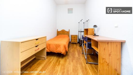 Amplia habitación con escritorio en apartamento de 9 habitaciones, Malasaña - Sólo mujeres - MADR