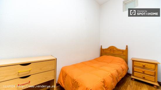 Amplia habitación con escritorio en apartamento de 9 habitaciones, Malasaña - Sólo mujeres - MADR