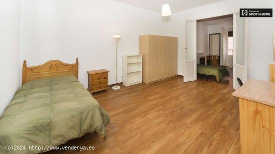 Amplia habitación con escritorio en apartamento de 9 habitaciones, Malasaña - Sólo mujeres - MADR