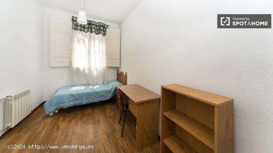 Amplia habitación con calefacción en piso de 9 habitaciones, Malasaña - Sólo mujeres - MADRID