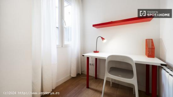 Habitación blanca con calefacción en piso compartido, Embajadores - MADRID