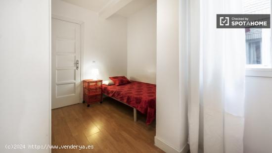 Habitación blanca con calefacción en piso compartido, Embajadores - MADRID