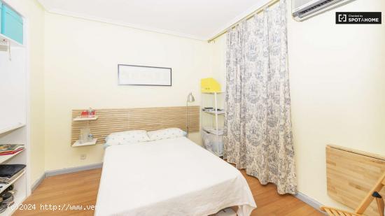 Bonita habitación con cómoda en apartamento de 4 dormitorios, Salamanca - MADRID