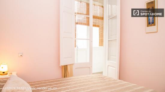 Habitación luminosa con ventana en un apartamento de 2 dormitorios, Gràcia - BARCELONA