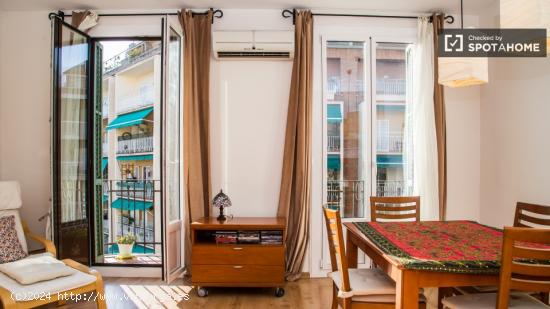 Habitación luminosa con ventana en un apartamento de 2 dormitorios, Gràcia - BARCELONA