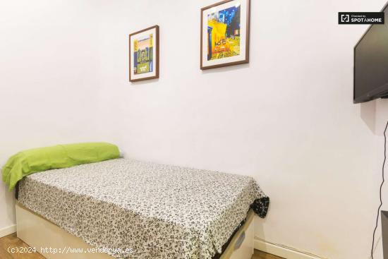  Relajante habitación con estantería en un apartamento de 6 dormitorios, Salamanca - MADRID 