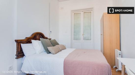 ¡Habitaciones en alquiler en un apartamento de 5 habitaciones en Madrid! - MADRID