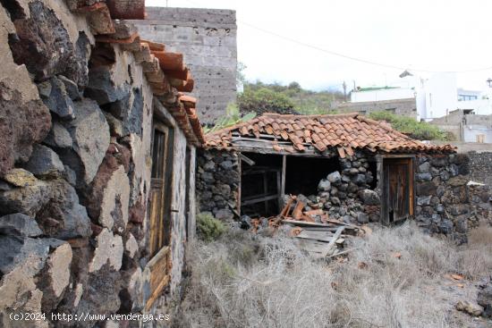 Venta de Casa de Piedra Antigua en Chiguergue de 1080 m2 de terreno y Vista al mar - SANTA CRUZ DE T