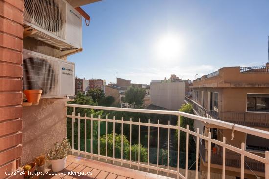  PISO DE TRES HABITACIONES EN ZONA CENTRO VILADECANS - BARCELONA 