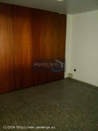 SE ALQUILA ENTREPLANTA/ ROSARIO/ 218 METROS/ 800 €