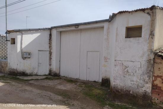  NAVE EN VENTA CON ALTILLO Y PATIO EN SAN ISIDRO - ZAMORA 