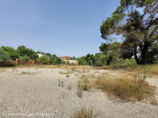 Terreno llano con todos los servicios en El Maset de Masquefa - BARCELONA