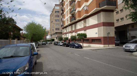 Nave comercial en casco urbano en avd. Acacias - ALICANTE