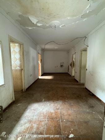  SE VENDE VIVIENDA BAJO EN EL CENTRO PARA REFORMAR - CADIZ 