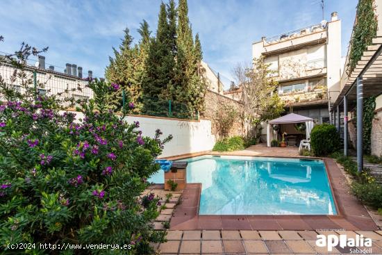 CASA AMB PATI I PISCINA AL CENTRE - BARCELONA