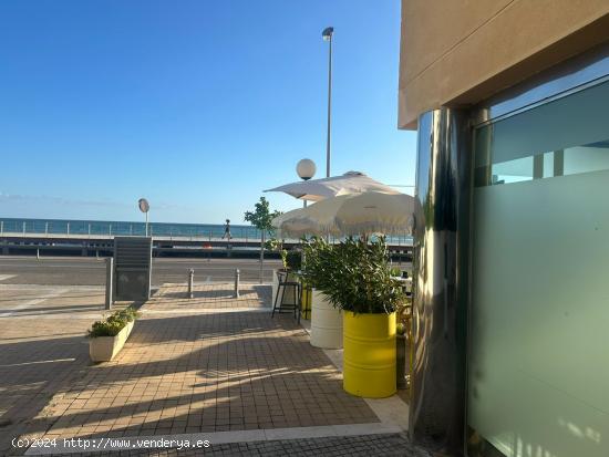 MAGNIFICO LOCAL DE 128 M2 + TERRAZA DE 67 M2  EN PRIMERA LINEA DE MAR EN CAMBRILS - COSTA DORADA - T