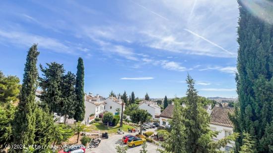 ¡Precioso chalet adosado ubicado en la zona residencial de El Coto! - MALAGA