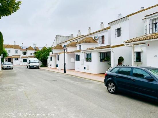 Casa adosada en Aljamar, manzana 3. Urbanización privada con club social y piscina comunitaria - SE