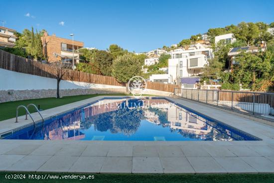 Casa adosada con piscina comunitaria en Quintmar - BARCELONA