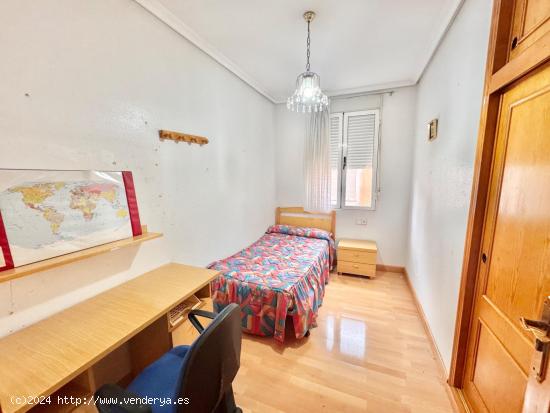 MÁGNIFICA CASA EN ORIHUELA CIUDAD, CON GARAJE, PATIO DE 45M2, LISTA PARA ENTRAR A VIVIR...¡VISITEL