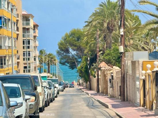 MAGNÍFICO ÁTICO EN TORREVIEJA CON VISTAS AL MAR, BALCÓN AMPLIO CON BARBACOA Y GARAJE...¡VISITELO