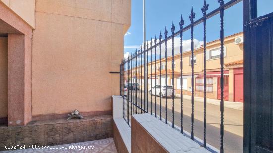 ADOSADO 4 DORMITORIOS CON GARAJE PRIVADO, TERRAZA Y PATIO EN BARRIADA LLERA - BADAJOZ