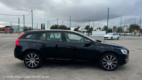 Volvo V60 TWIN ENGINE HIBRIDO ENCUFABLE DIESEL CERTIFICADO DE KILOMETROS Y CARROCERIA - Malaga