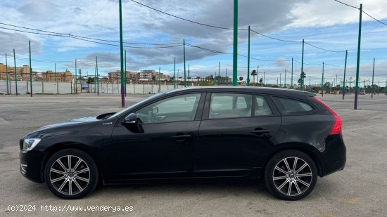 Volvo V60 TWIN ENGINE HIBRIDO ENCUFABLE DIESEL CERTIFICADO DE KILOMETROS Y CARROCERIA - Malaga