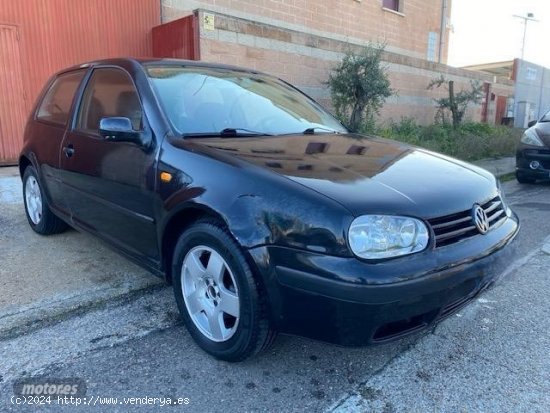  Volkswagen Golf 1.6 de 2000 con 291.456 Km por 1.600 EUR. en Madrid 