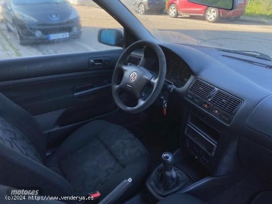 Volkswagen Golf 1.6 de 2000 con 291.456 Km por 1.600 EUR. en Madrid