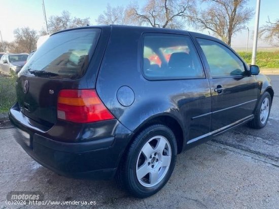 Volkswagen Golf 1.6 de 2000 con 291.456 Km por 1.600 EUR. en Madrid