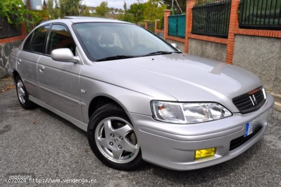  Honda Accord 2.0 I VTEC ELEGANCE-KLIMATIZADOR-TECHO CRISTAL-LLANTAS de 2001 con 160.000 Km por 5.30 