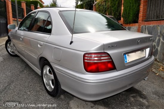 Honda Accord 2.0 I VTEC ELEGANCE-KLIMATIZADOR-TECHO CRISTAL-LLANTAS de 2001 con 160.000 Km por 5.30