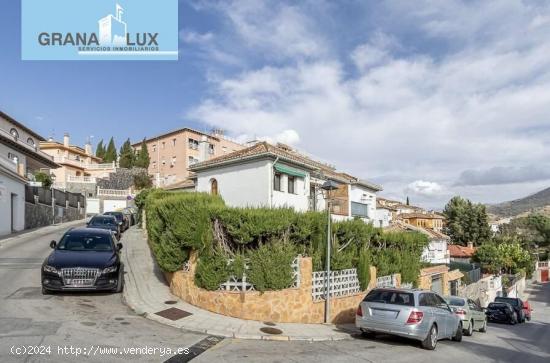 Fantástica pareada haciendo esquina en Cenes de la Vega. - GRANADA