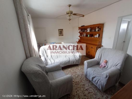 A01300 AMPLIO PISO DE TRES DORMITORIOS CON TERRAZA Y AZOTEA - CADIZ