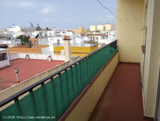 PISO EN EL CENTRO DE TRES DORMITORIOS CON TERRAZA. - CADIZ