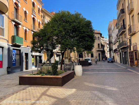 LOCAL MOLT COMERCIAL A LA PLAÇA DEL PILAR, EN VENDA O LLOGUER - BARCELONA