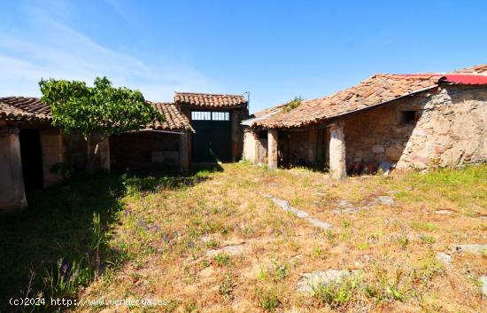 Urbis te ofrece una casa de pueblo con terreno en venta en Palacinos, Añover de Tormes, Salamanca. 