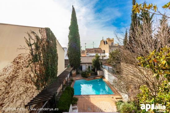 ESPECTACULAR CASA EN EL CENTRO DE SABADELL, CON JARDÍN Y PSICINA - BARCELONA