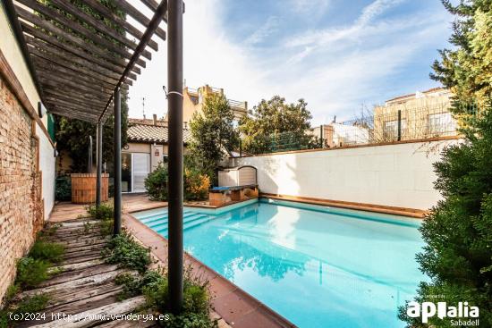 ESPECTACULAR CASA EN EL CENTRO DE SABADELL, CON JARDÍN Y PSICINA - BARCELONA