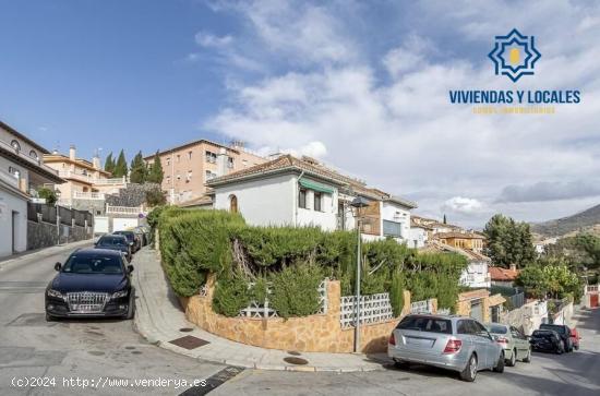 Fantástica pareada haciendo esquina en Cenes de la Vega. - GRANADA