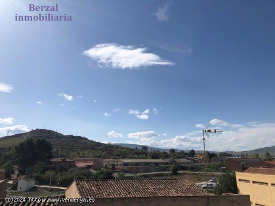 Casa en Navarrete, con local para 4 vehículos, dos plantas y terraza de 60 metros. - LA RIOJA