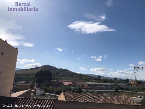 Casa en Navarrete, con local para 4 vehículos, dos plantas y terraza de 60 metros. - LA RIOJA