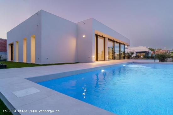 VILLA DE OBRA NUEVA EN LAS COLINAS GOLF - ALICANTE